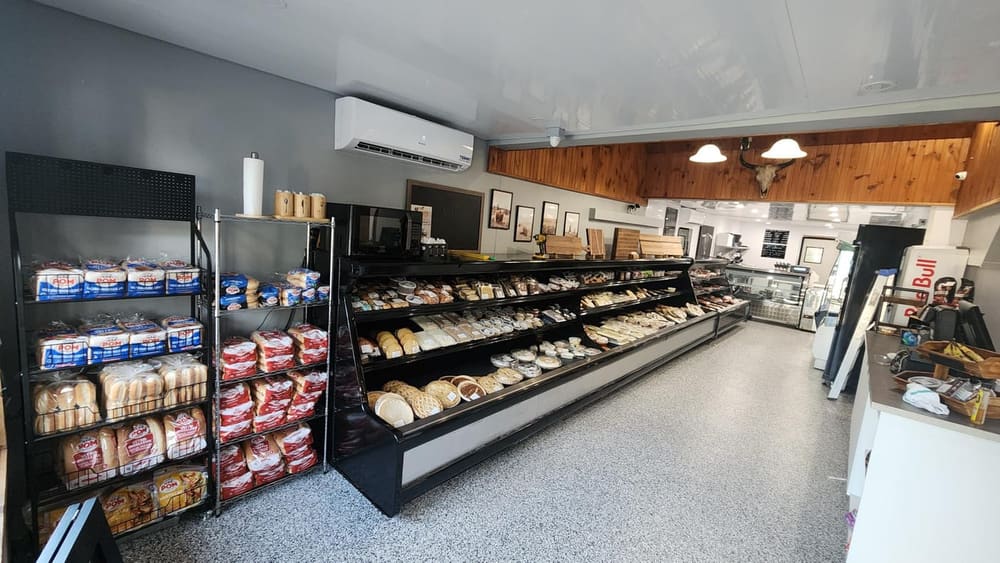 Comptoir de charcuterie et de boulangerie à la Boucherie Thibault