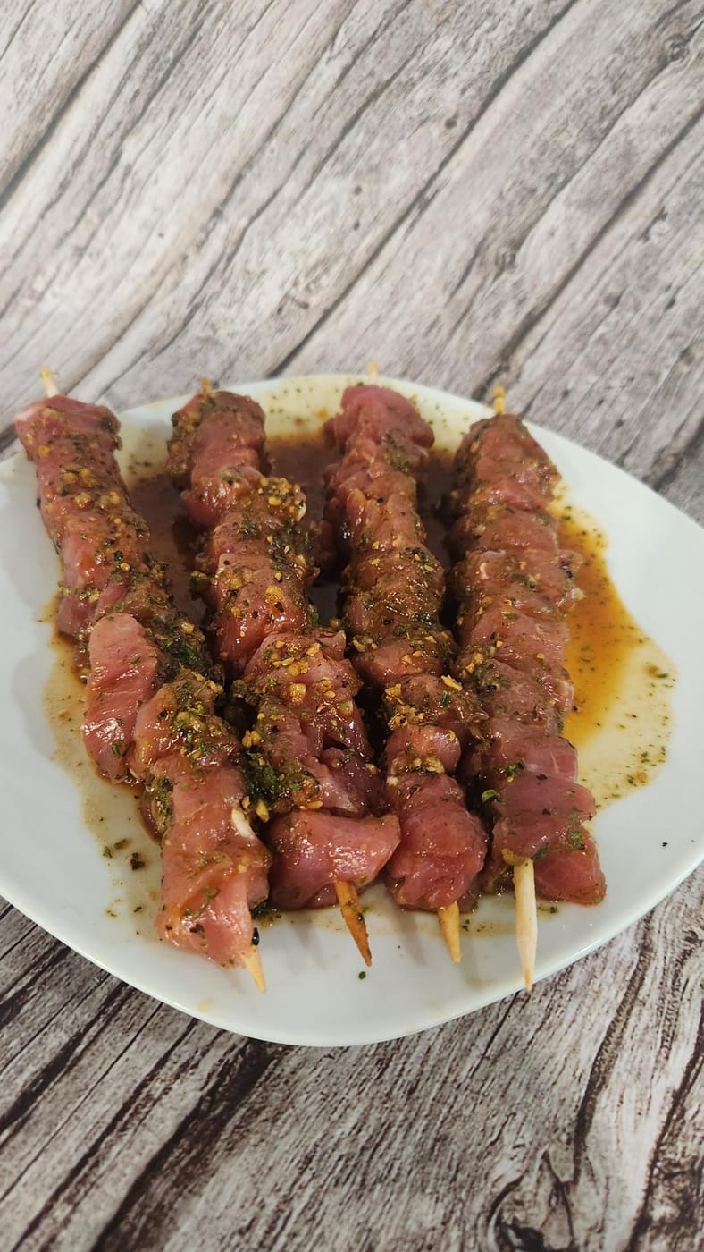 Brochettes de cubes de viande marinée