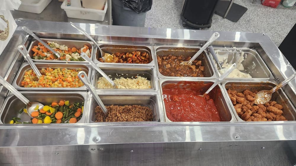 Buffet froid : légumes, patates et viandes cuisinées variées