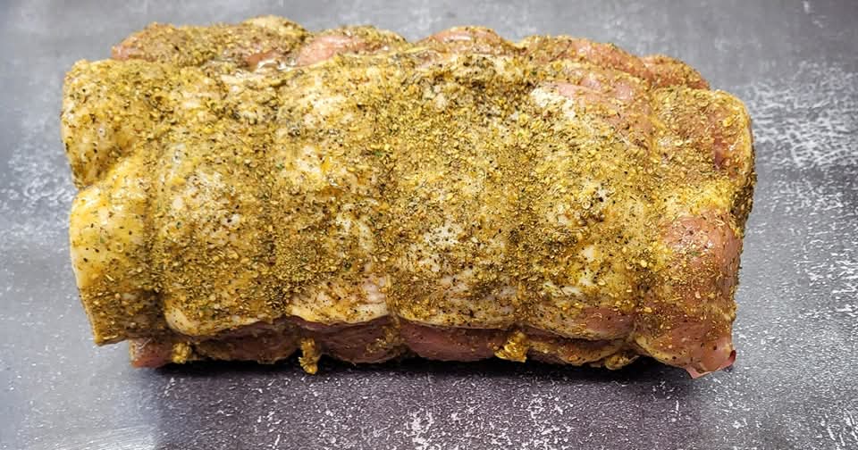 Méchoui de porc, roulé et épicé, prêt à cuire
