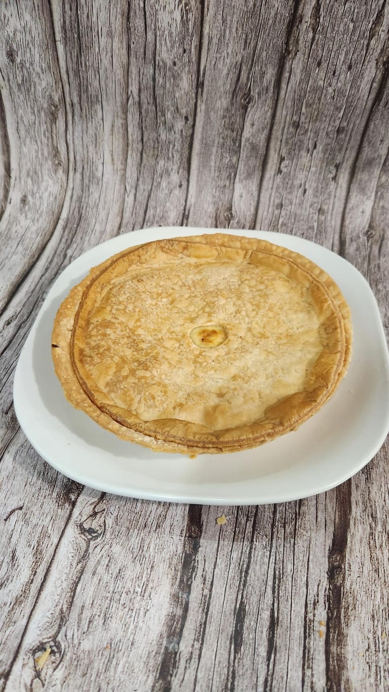 Pâté à la viande maison, croûte dorée vue de près
