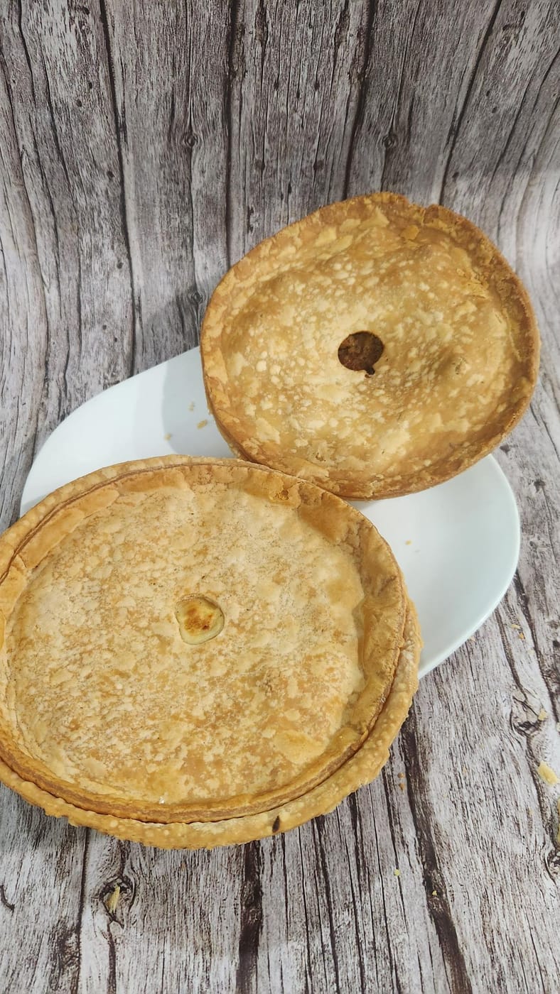 Deux pâtés à la viande maison, prêts à réchauffer
