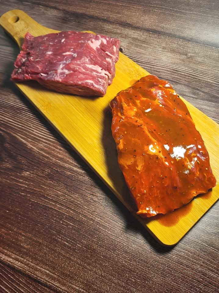 Steak nature et steak mariné, comparés sur planche